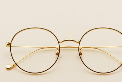 钛合金眼镜对孩子友好吗？昆明家长必看的选择指南