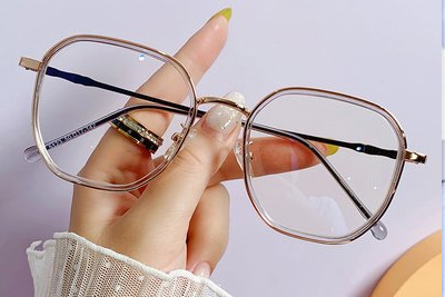 钛合金眼镜框凭什么受青睐？昆明配镜师分析其优劣势