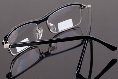 昆明纯钛眼镜架价格大起底，别花冤枉钱